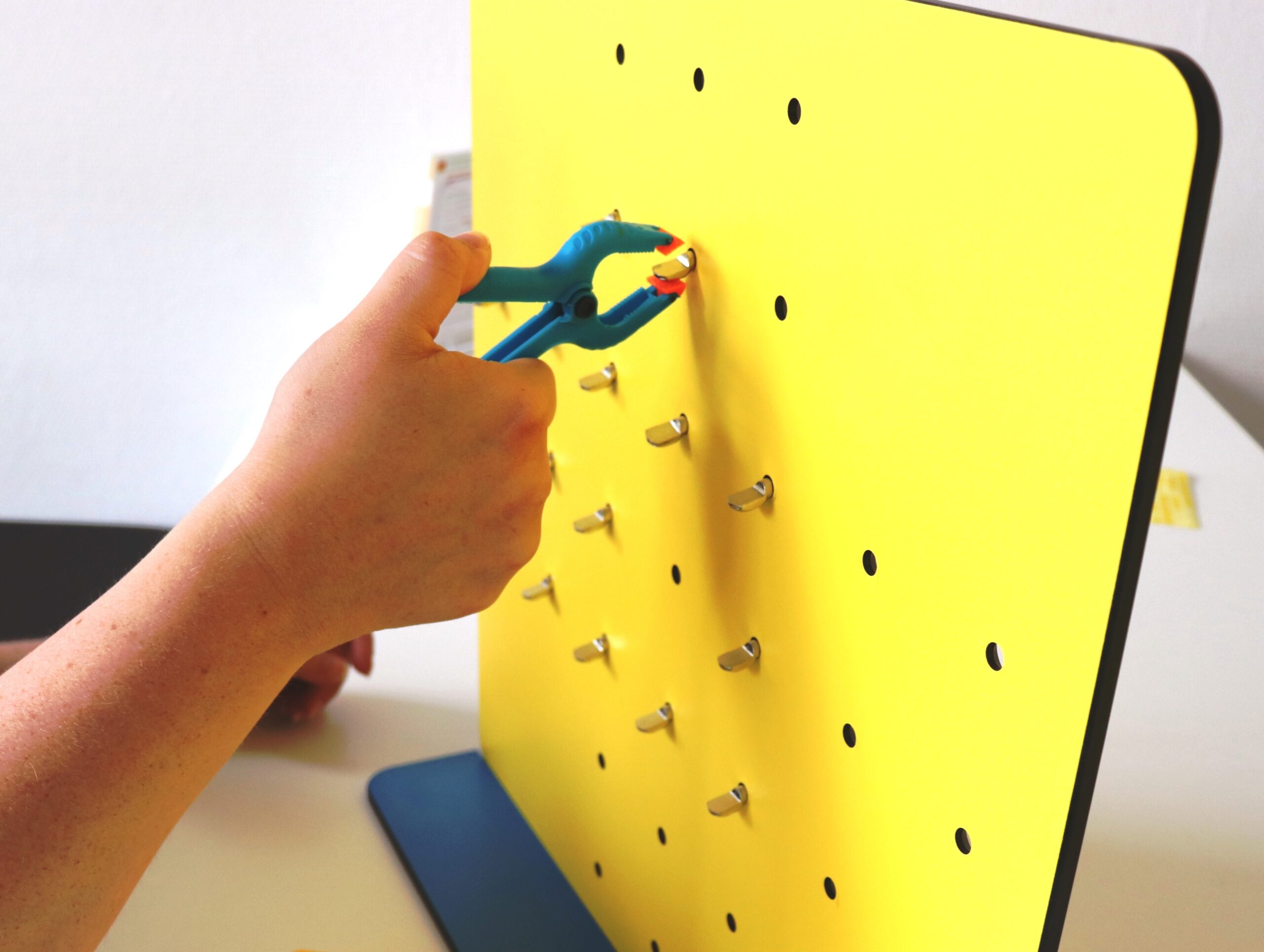 Steckboard mit Löffelsteckern in Anwendung